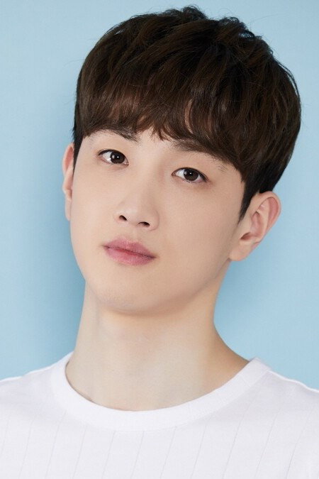 김태오 as Choi Jin-hyeok in Behind Every Star