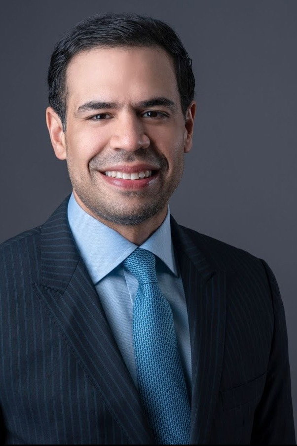 Roberto Angel Salcedo as Andrés in Mega Diva