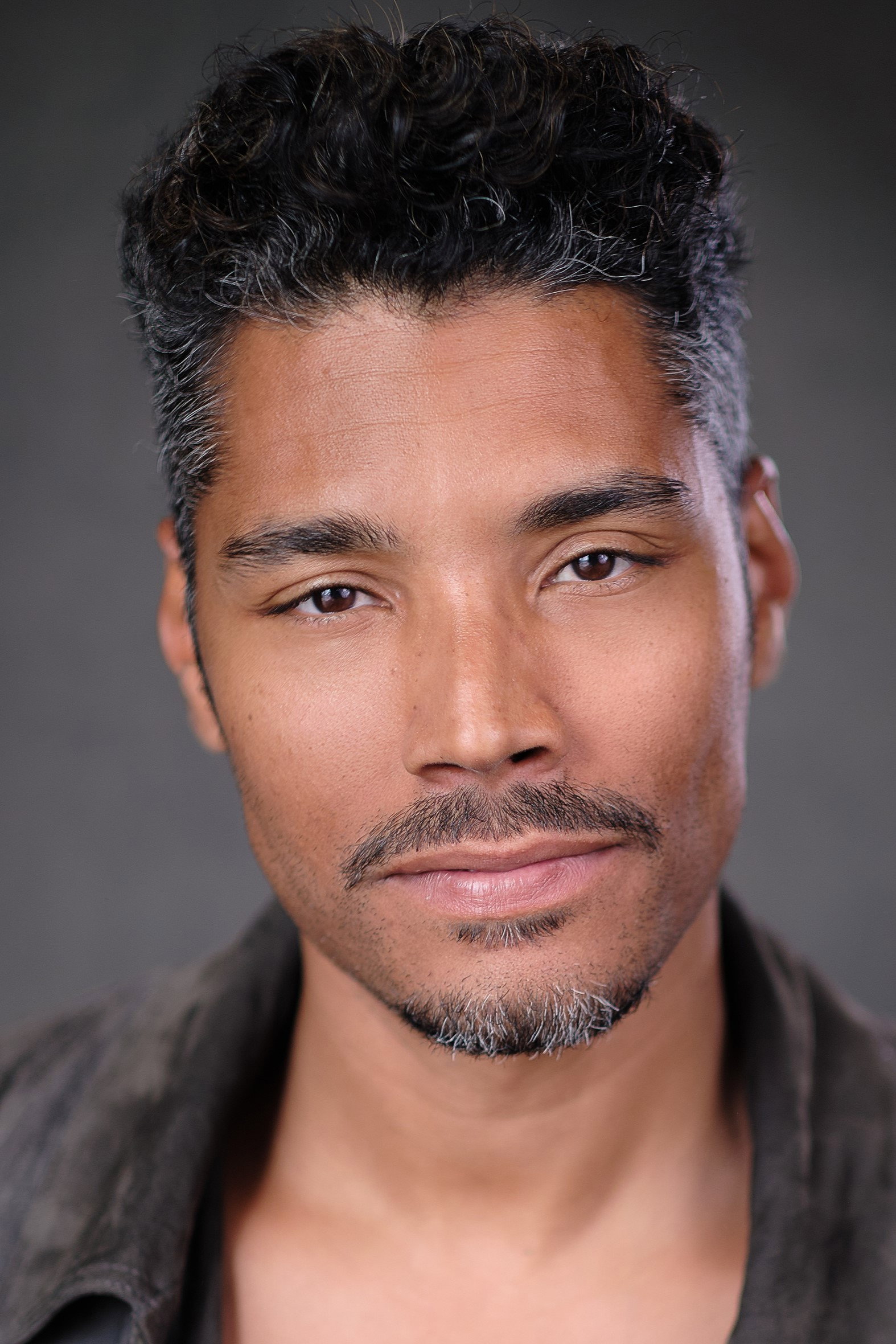 Diogo Sales as Eduardo in Segue de Volta