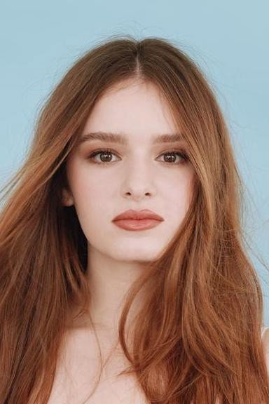 Isabelle Kusman as Teen Erin in Sissy
