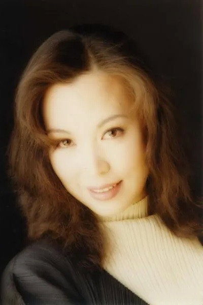 Gong Li Jun as 梅逸 in 真空爱情纪录