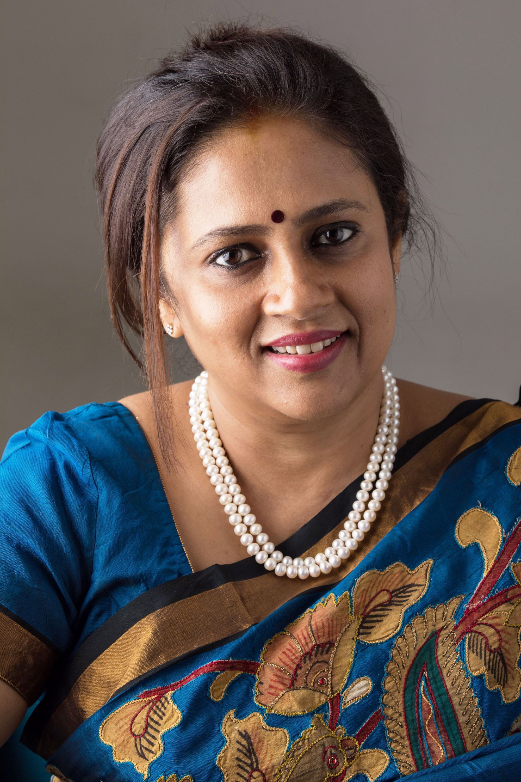 Lakshmi Ramakrishnan as Anitha's mother in Chakkara Muthu