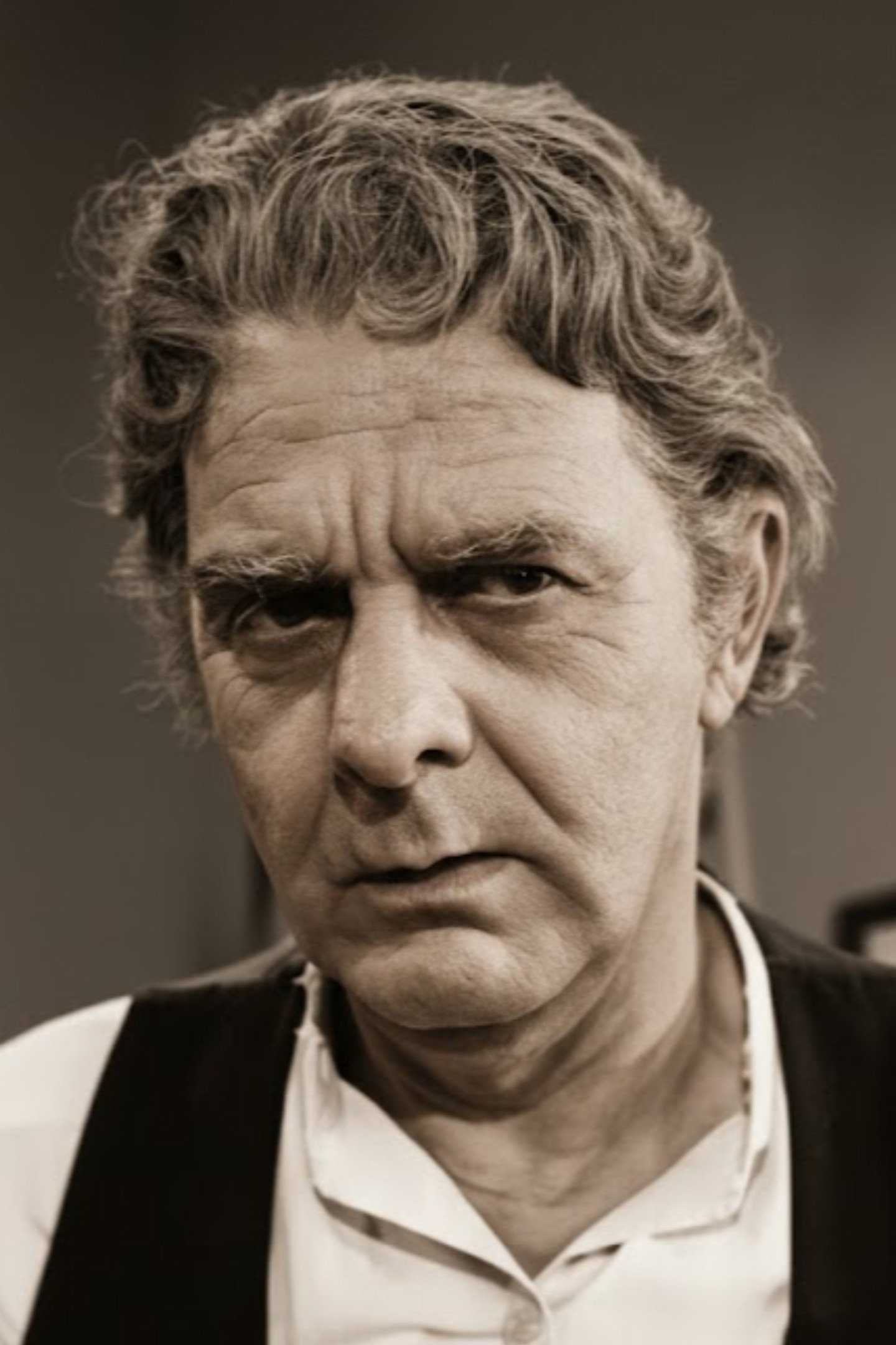 Sílvio Rocha as Floriano in Secrets of Sand