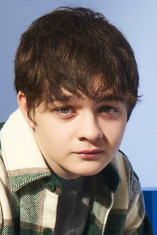 Orén Kinlan as Max in Flora and Son