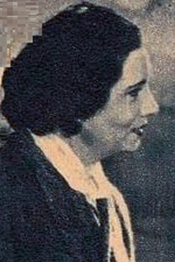 María Armand as Doña Lucia in Cristóbal Colón en la Facultad de Medicina
