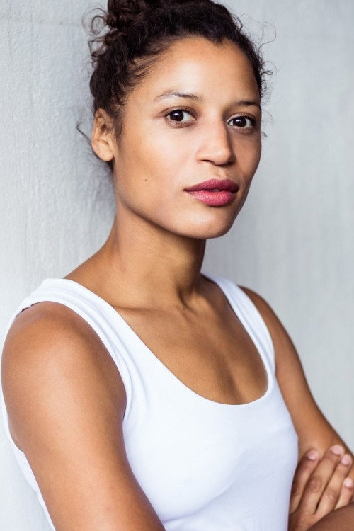 Davina Donaldson as Ausbilderin Yvonne in Stars Above Us