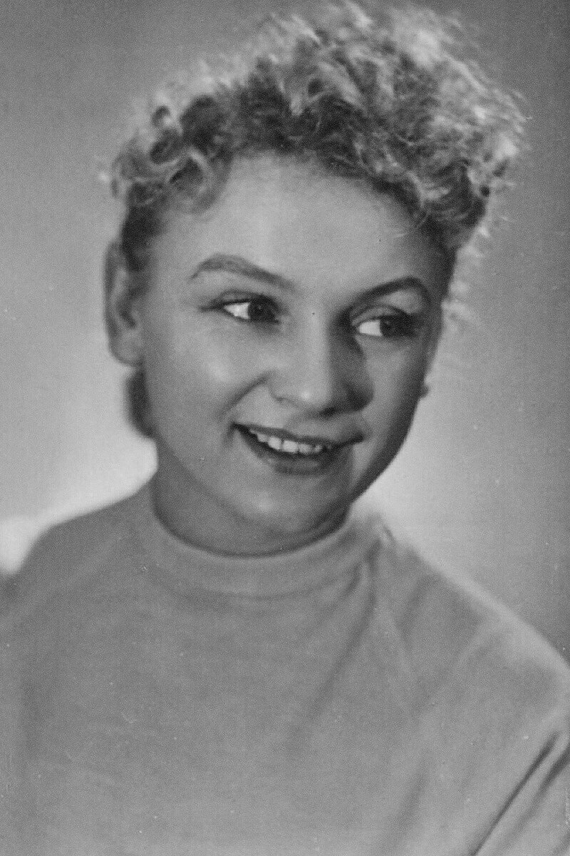 Лидия Драновская as mother of Raisa Oreshkina in Krepkiy Oreshek