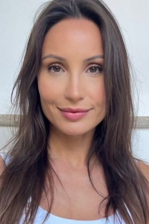 Paola Rodrigues as Juju in O que que é isso?