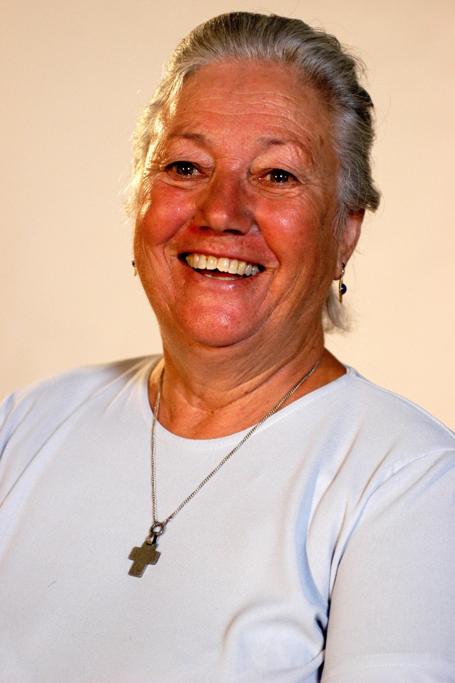 Cremilda Gil as Aurora Carvalho in Bons Vizinhos