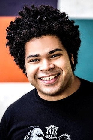 Robson Nunes as Self - Host in Zapping Zone