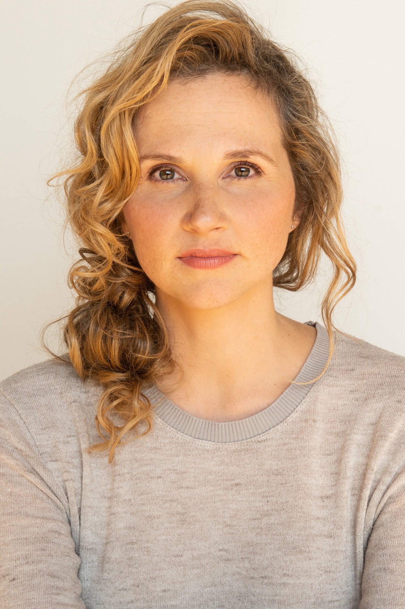 Caroline Bouchard as Young Maroccan lady in Suzie