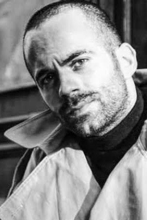 Sinan Sicimoğlu as Tuna in Maviye Sürgün