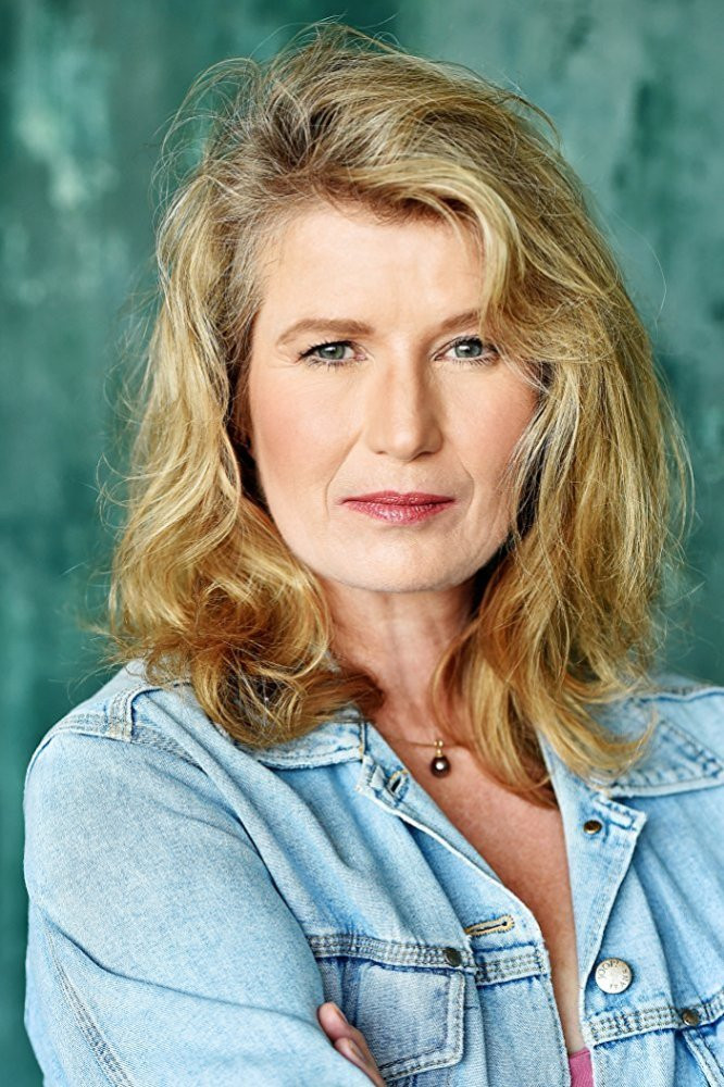 Nina Franoszek as Dr. Sonja Kroneck in Sardsch