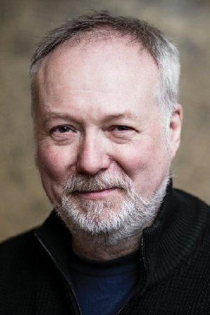 Jakob Stegelmann as Host in Troldspejlet