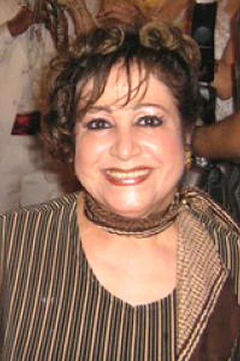 Najah Hafiez as Zafira's mother in Amoot marratayn wa uhibbuk