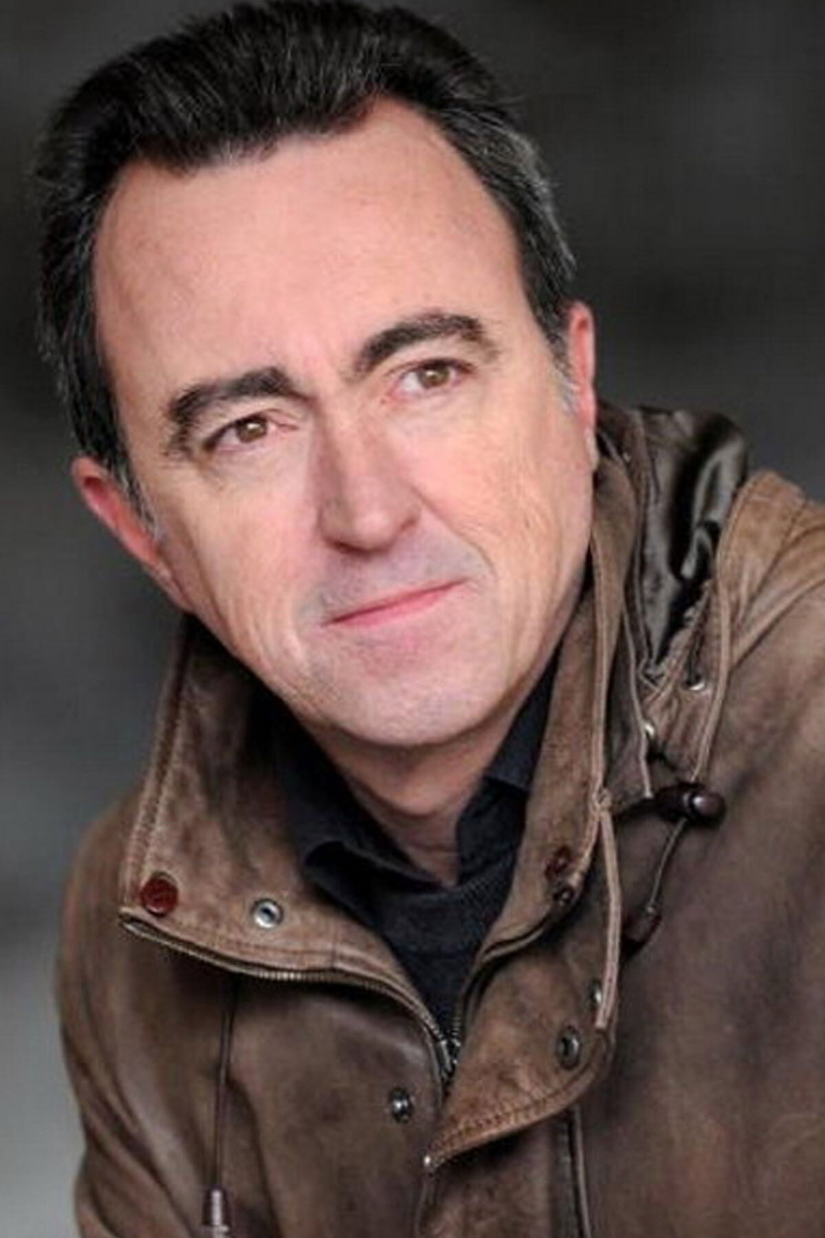 Patrick Zard as Le curé in For intérieur