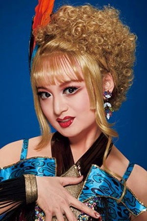 Murasaki Rira as Laura (Mrs. Cheveley) in The Gentle Liar -A British Game for Gentlemen and Ladies-