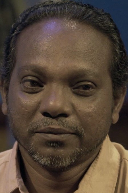 V K Sreenivas as Ajayan (Kunjiraman) in M.E.N.A.K.A