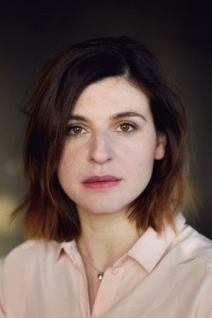Eva Bay as Cora in Mein Vogel fliegt schneller