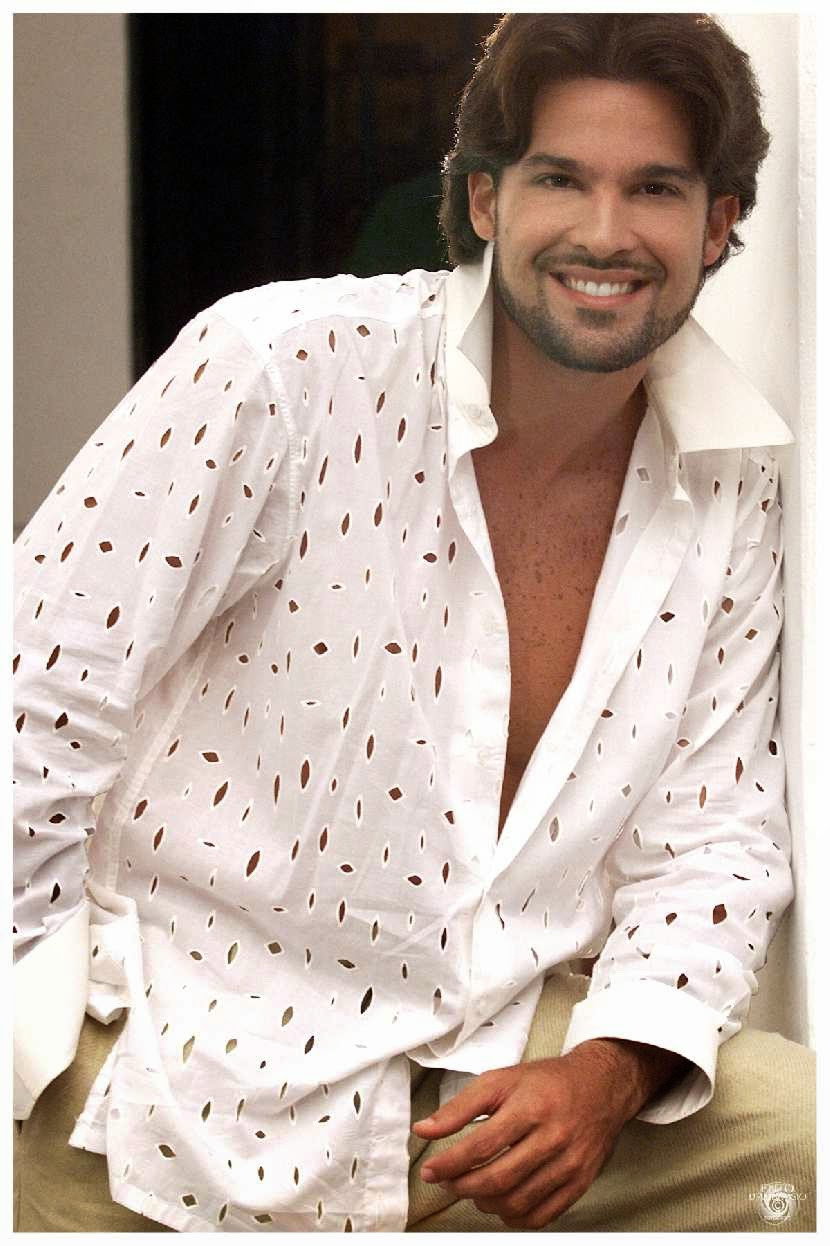 Carlos Guillermo Haydon as Efraín Tovar in Y los declaro marido y mujer