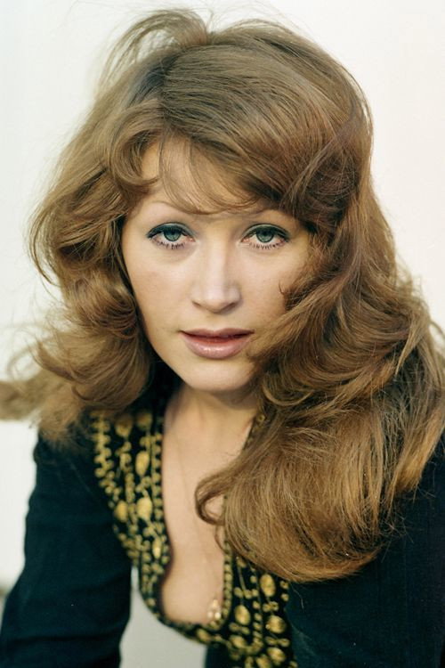 Алла Пугачёва as Lona (voice) in The Amazing Boy
