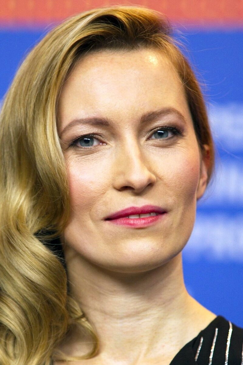 Dounia Sichov as Serious Russian Agent in Zeros and Ones