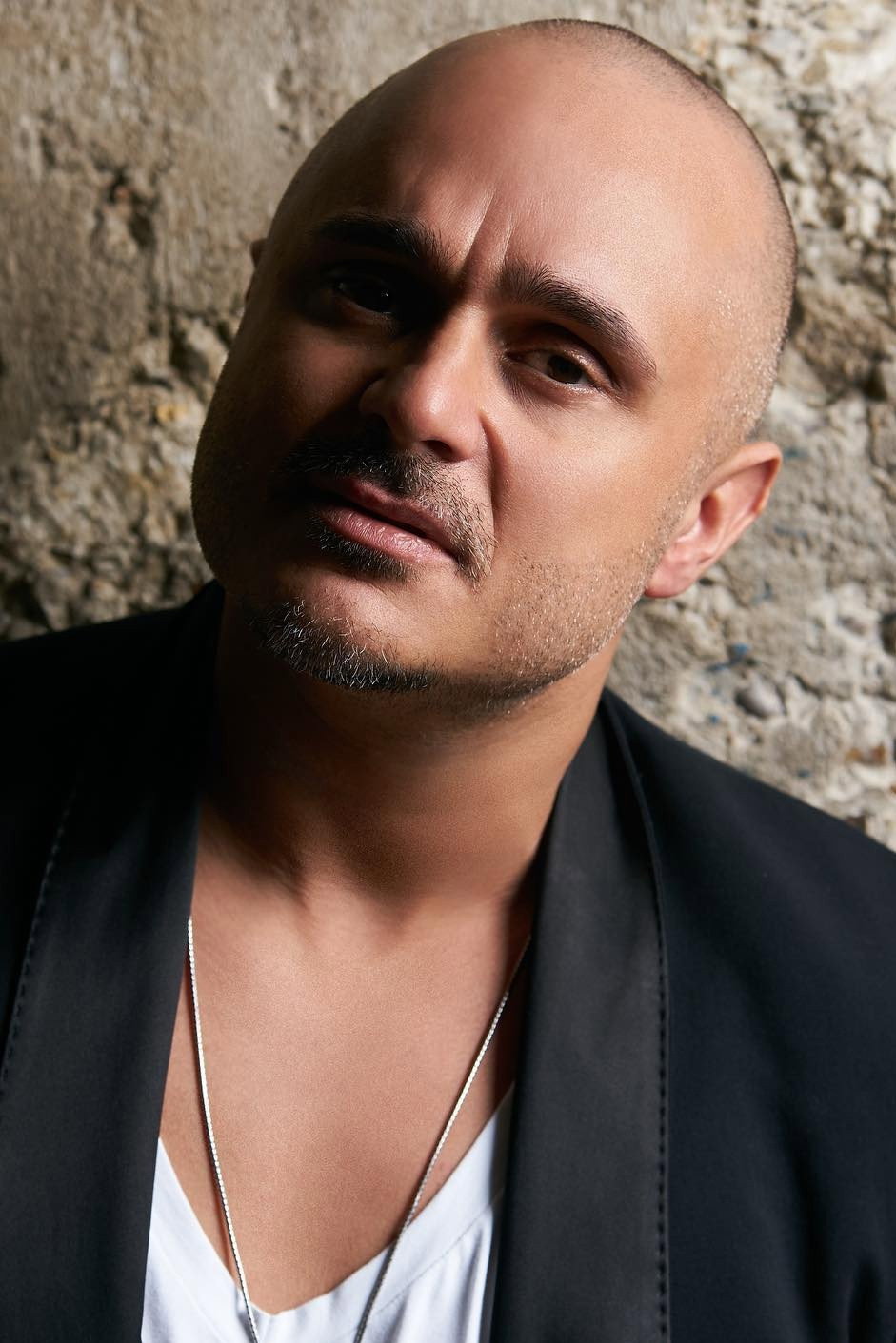 Miri Yusif as Anar in Yarımdünya