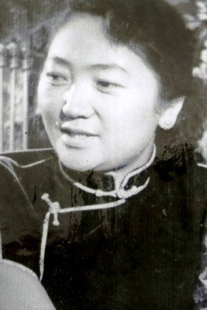 Ts. Togtoh as Samdan's wife Dolgor in To My Father in Ulaаnbaatar