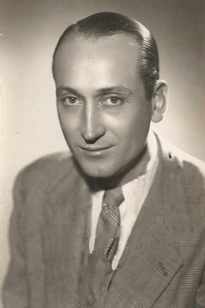 Jorge Greiner as Francisco López García / Manolo Corrales in Heredero en apuros