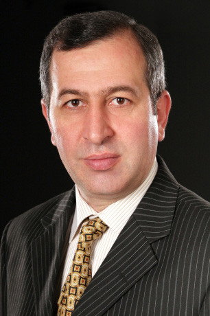 Ədalət Əbdülsəmədov as Nərminin atası in İfritə