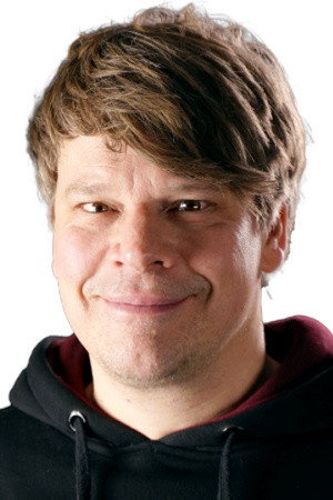Colin Gäbel as Host in Löffel, Messer, Gäbel