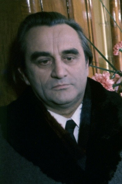 Adam Koman as Tamań Officer in Tamań