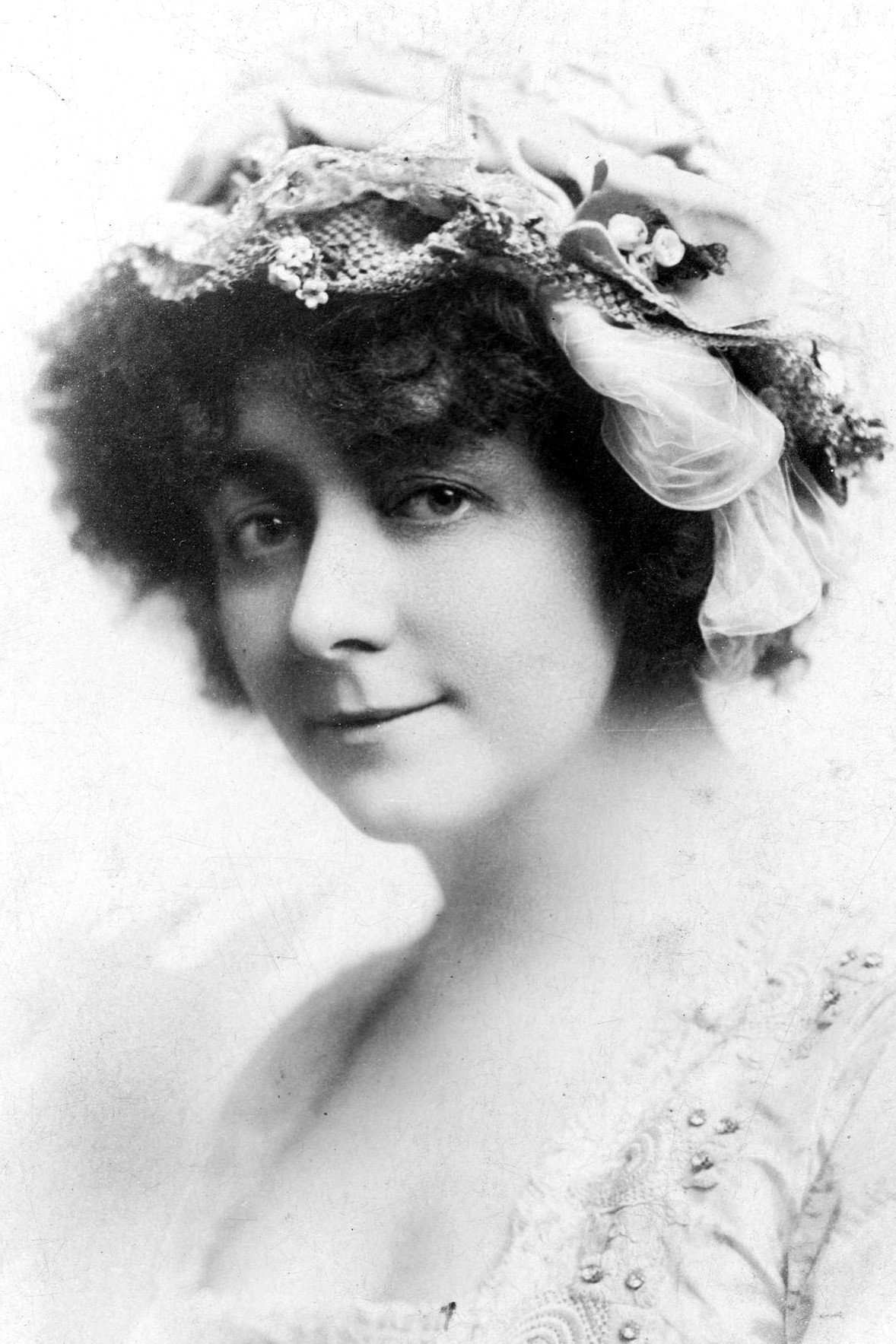 Cecilia Loftus as Sara Frankenstein in It's a Date