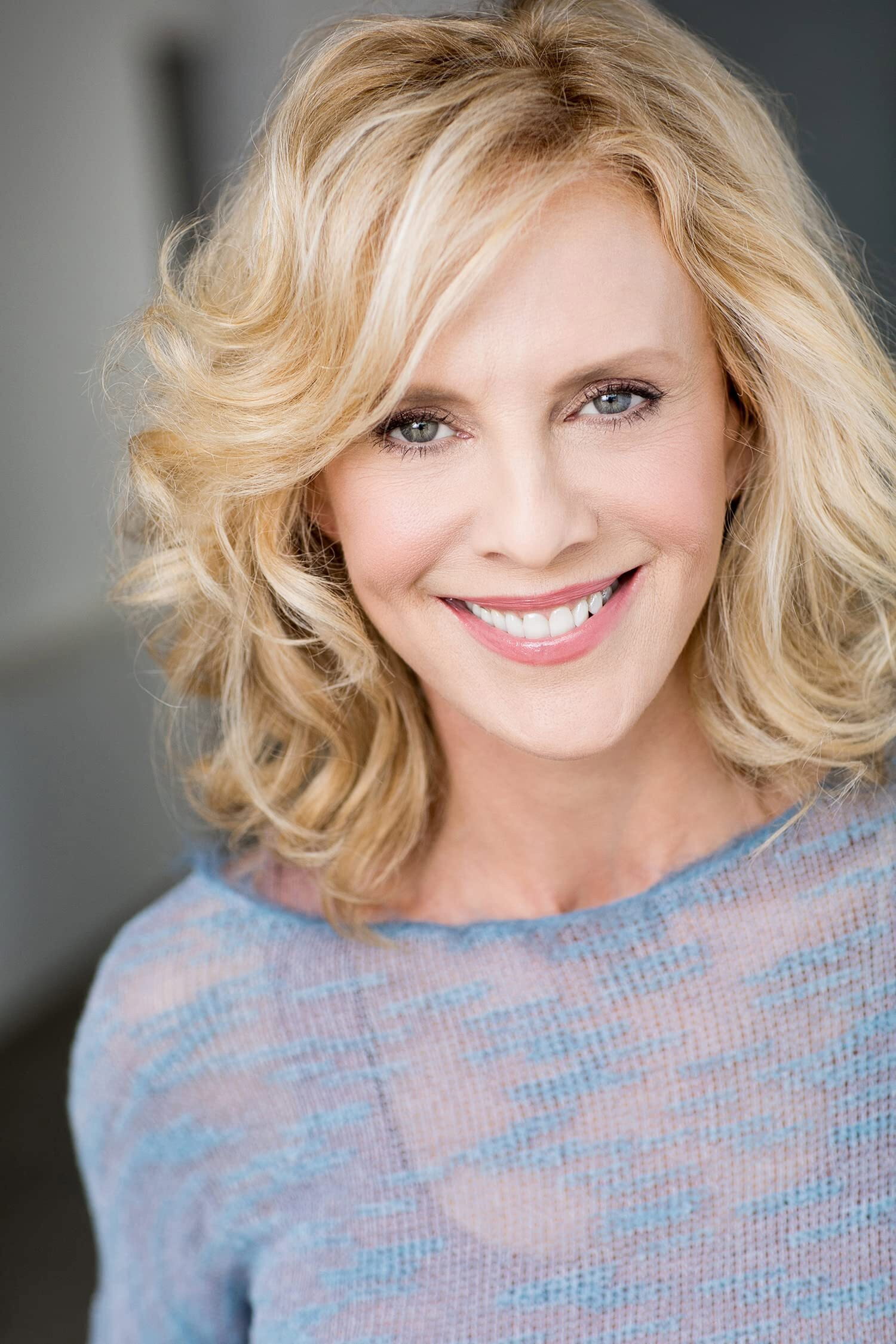 Sandy Bainum as Agnes in Donna