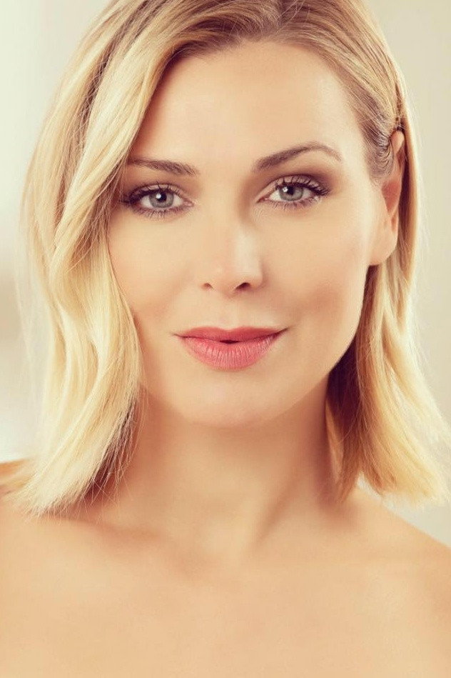 Nathalie Dartois as Self : TV- Presenter in Diam's : De la lumière à l'ombre