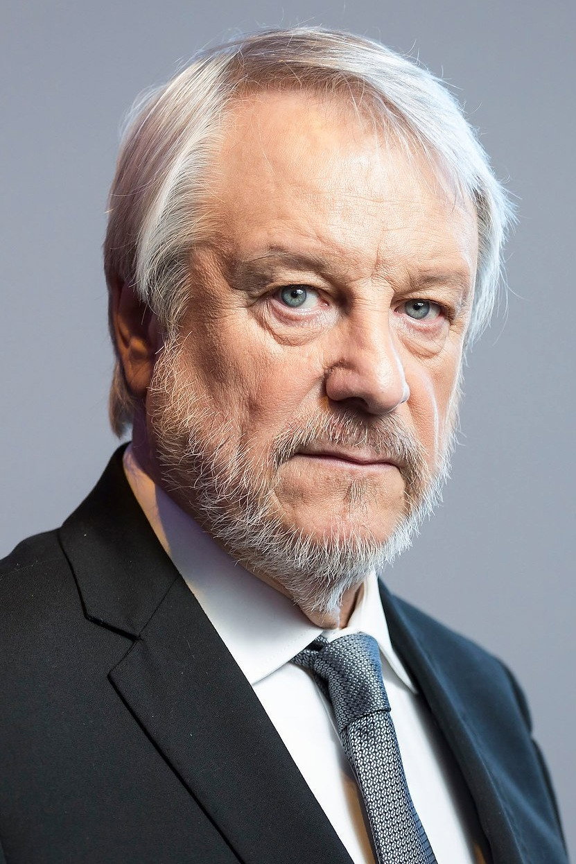 Jorge Marrale as Dr. Guillermo Segura in Vulnerables