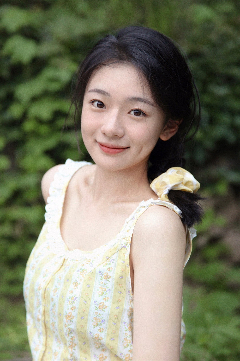王和 as Hu Yue in Fragrance of the Pomegranates