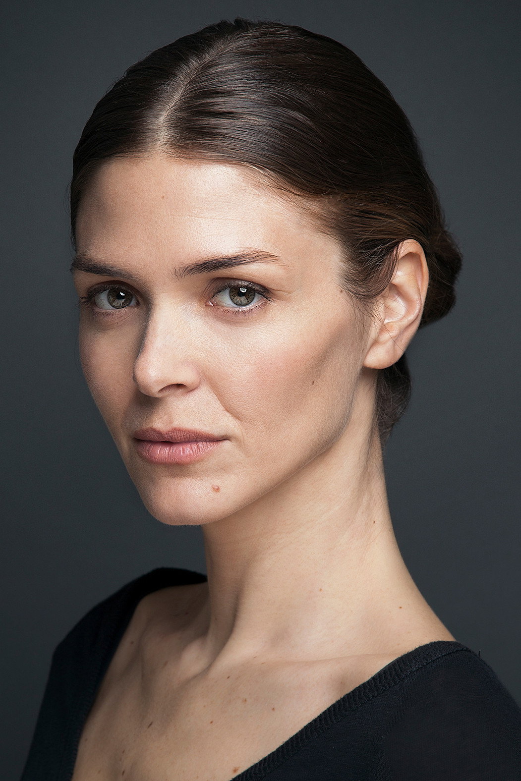 Zeynep Özder as Dilek Hanoğlu in Bir Avuç Deniz