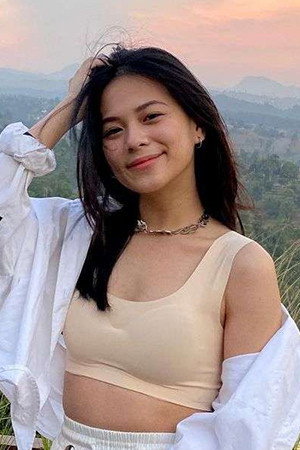 Dwynna Win as Vanessa in Ahlan Singapore