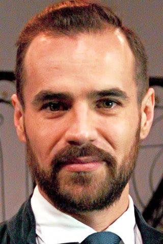 Jorge Poza as Leonardo Solares in Sombre désir