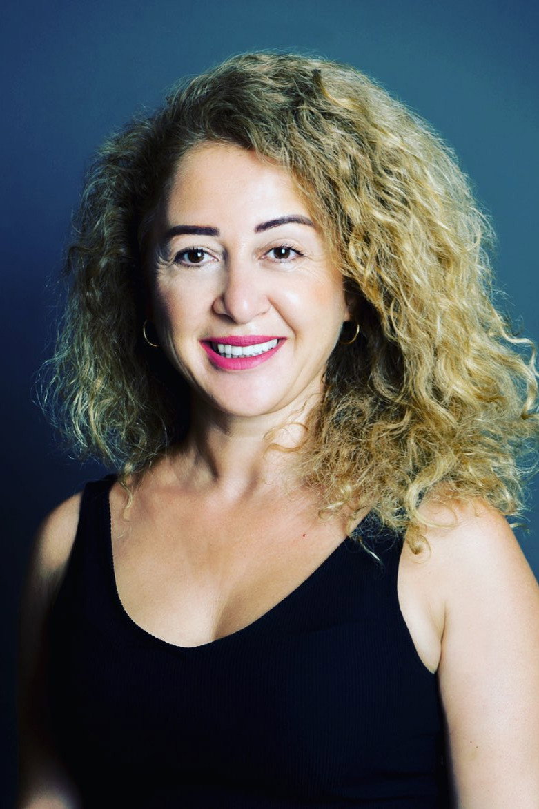 Neşe Mengüloğlu as Semanur in Zengo