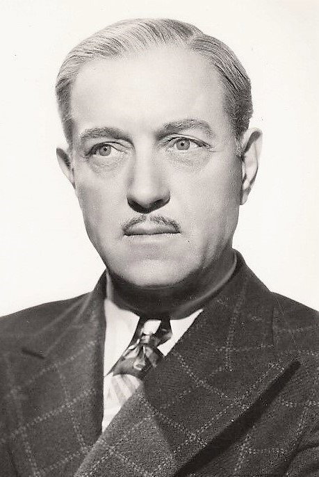 Purnell Pratt as John Phelps in I Cover the Waterfront