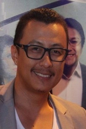 Alex Yanz as Uwais in Bukan Kerana Aku Tak Cinta