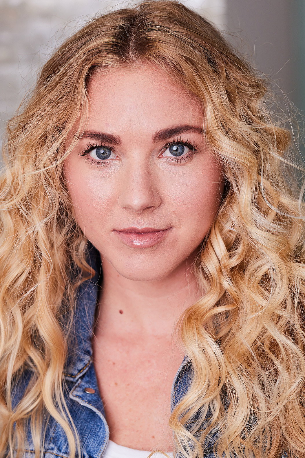 Brittany Oaks as Gwen Anderson in Christmas Eve