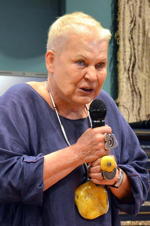 Elżbieta Dzikowska as Self in Tony Halik