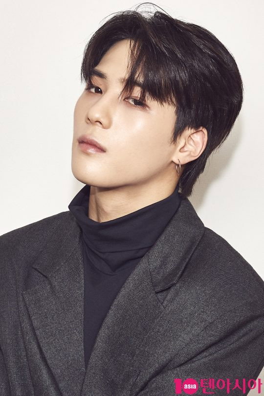 Baek Jin as Min-chan in Café Kilimanjaro