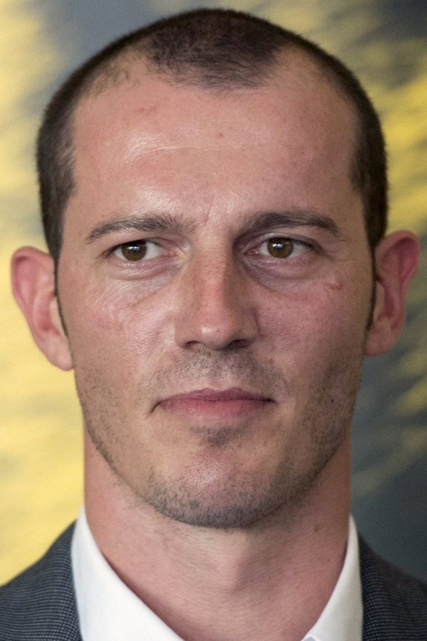 Simon Sears as Martin in Generationer
