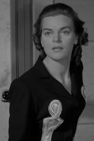 Gull-Maj Norin as Aino in Fredlös