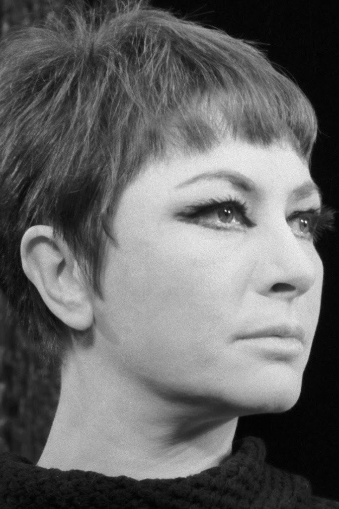 Kati Berek as Tarné in Glória