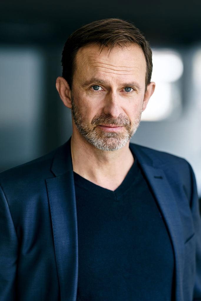Nicolas König as Gaston Dubois in Eine für alle – Frauen können’s besser